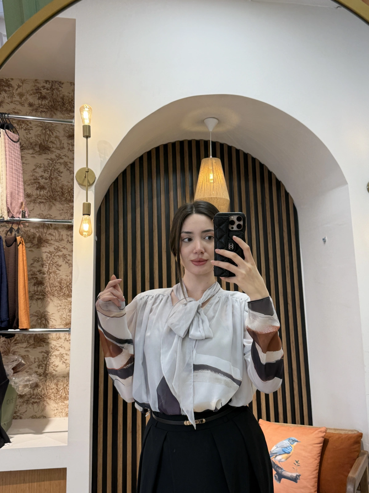 Livia Fular Yaka Desenli Şifon Gömlek