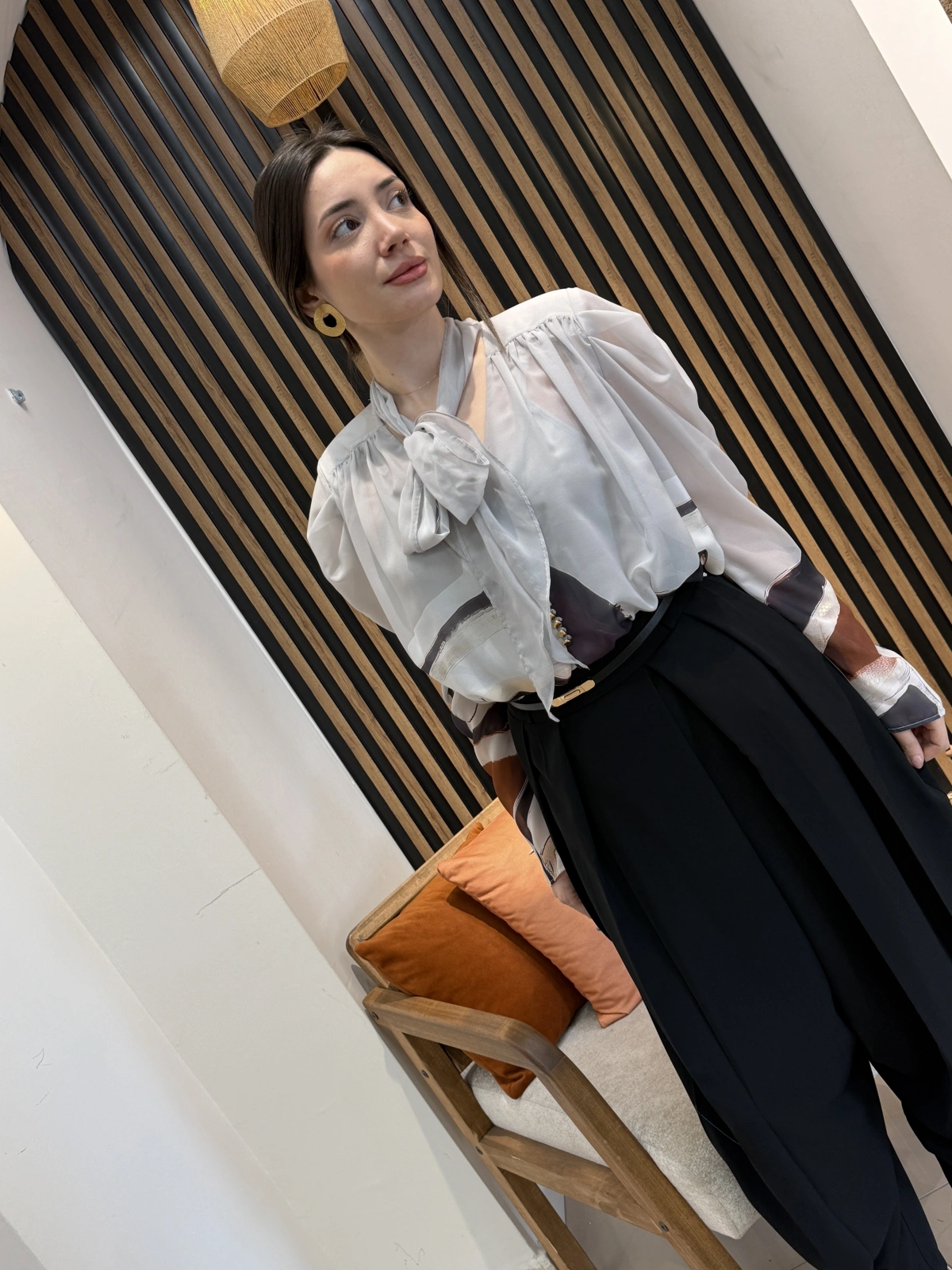 Livia Fular Yaka Desenli Şifon Gömlek