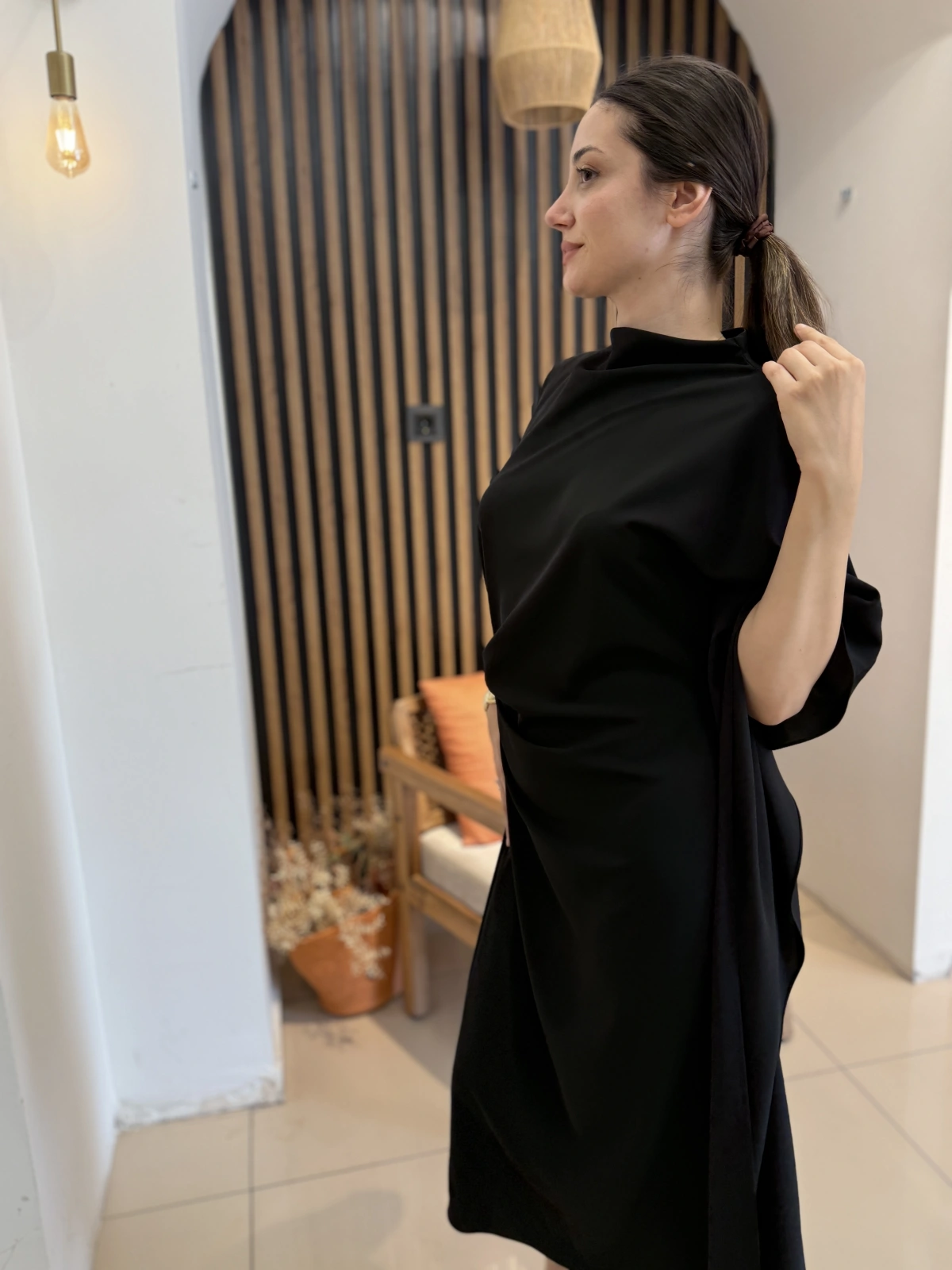 Alessa Asimetrik Pelerin Detaylı Midi Elbise