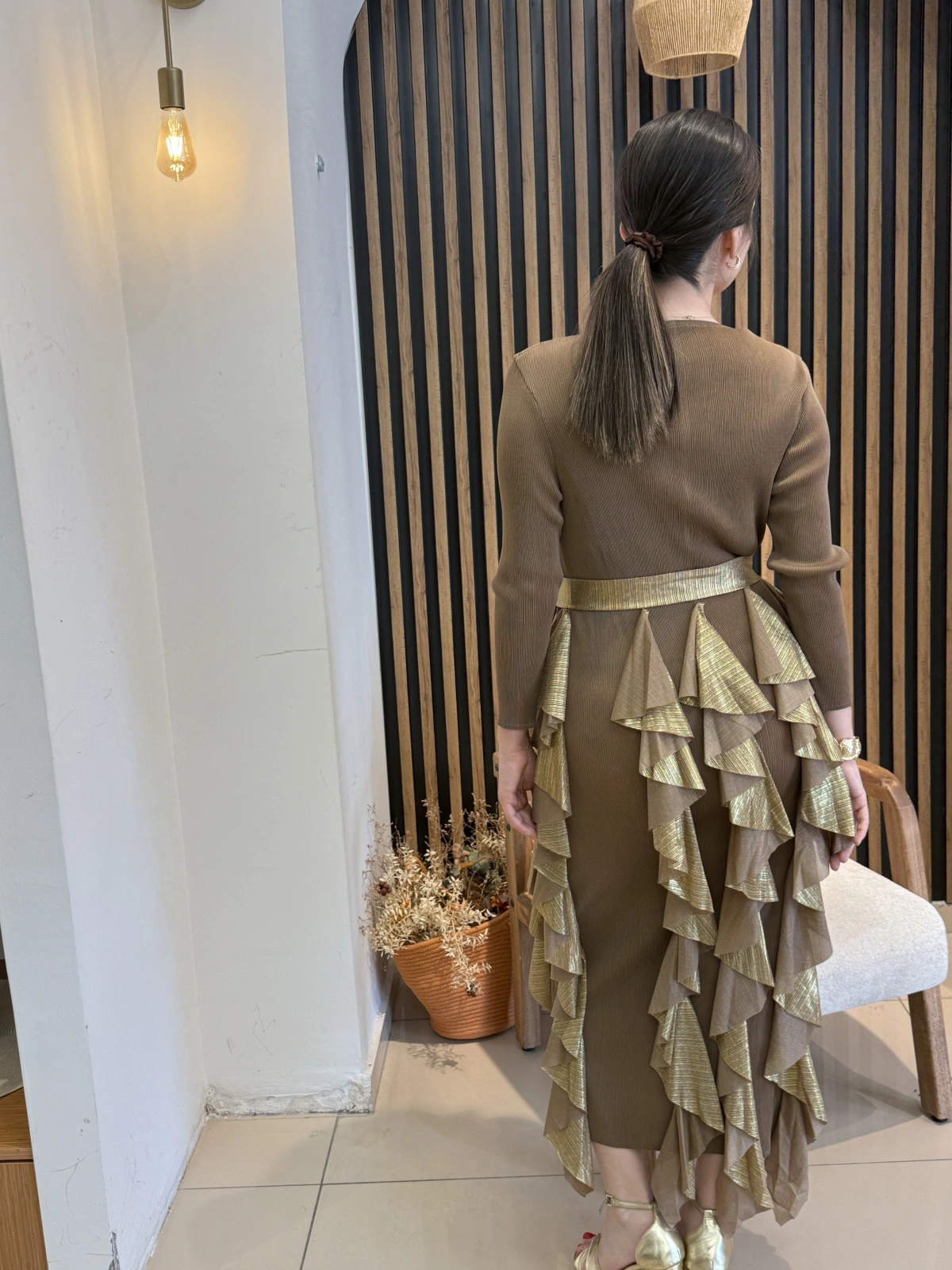 Aurelia Gold Fırfır Detaylı Kahve Midi Elbise