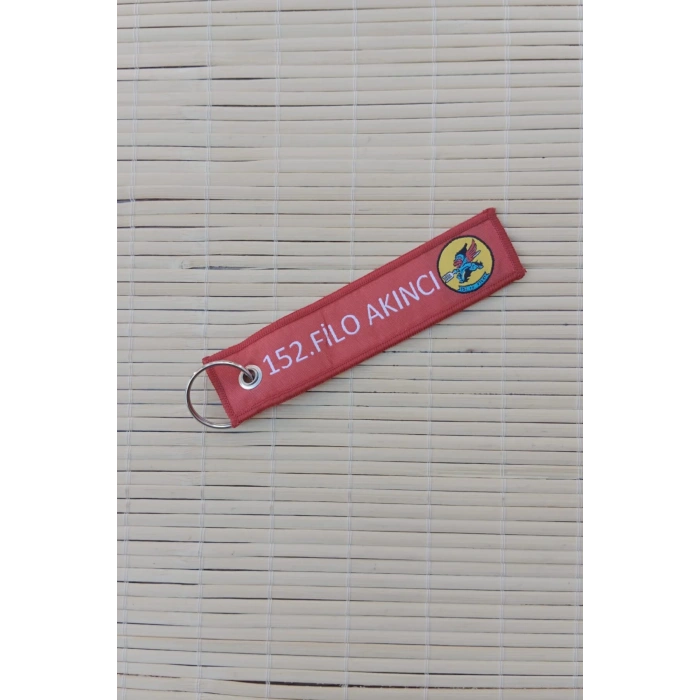 152. filo akinci yazili kirmizi beyaz nakis islemeli bez anahtarlik