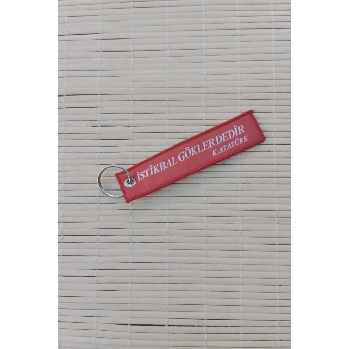 aksungur istikbal goklerdedir yazili kirmizi beyaz nakis islemeli bez anahtarlik