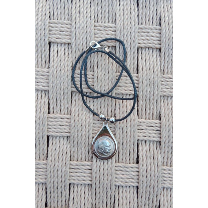 Ataturk Siluetli Kabartmali Beyaz Renkli Ozel Tasarim Paslanmaz Celik Kolye