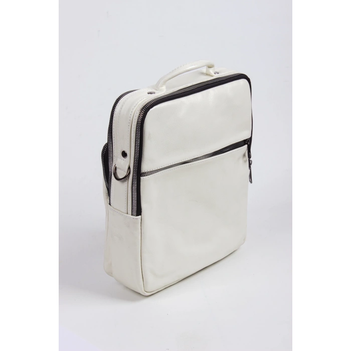 beyaz renkli fermuarli deri el cantasi