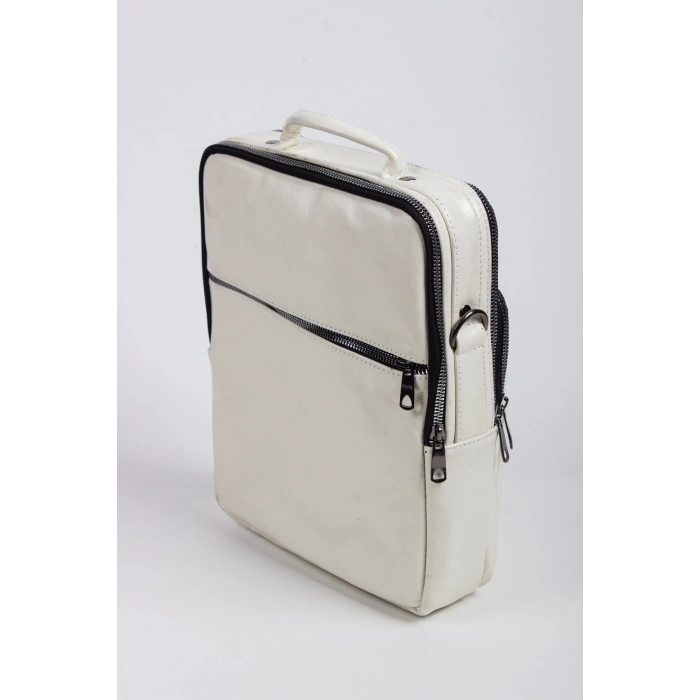 beyaz renkli fermuarli deri el cantasi