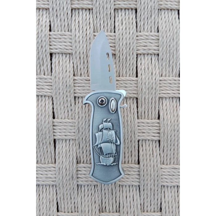 Beyaz Renkli Kabartmali Cok Fonksiyonlu Korsan Gemisi Modelli Emniyetli Dugmeli Bicakli Purmuz Cakmak