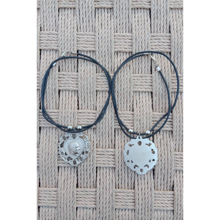 Beyaz Renkli Kalp Tasarim Kabartmali Ataturk Siluetli Paslanmaz Celik Kolye