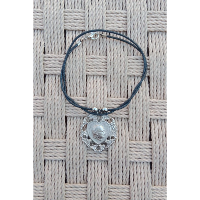 Beyaz Renkli Kalp Tasarim Kabartmali Ataturk Siluetli Paslanmaz Celik Kolye