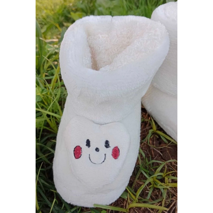 beyaz renkli kalpli gulen yuz model ici pelus pamuklu organik hafif taban ortopedik cocuk patik panduf