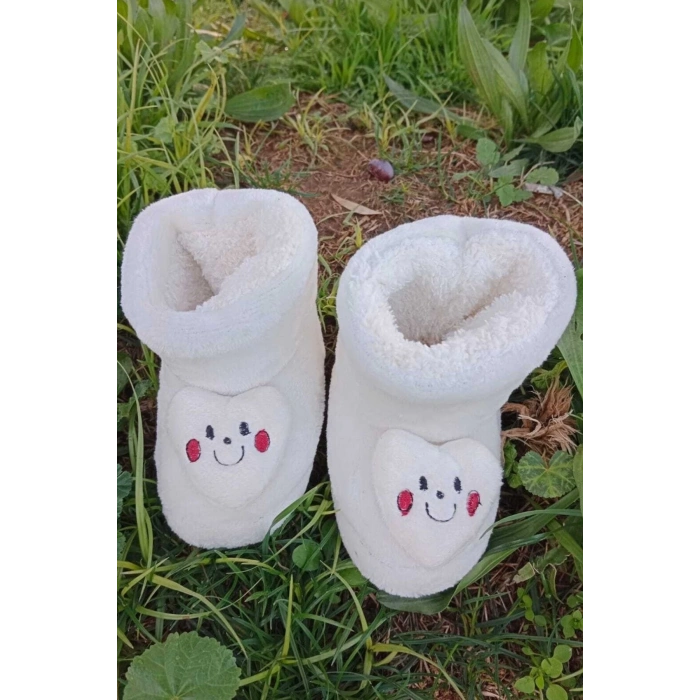 beyaz renkli kalpli gulen yuz model ici pelus pamuklu organik hafif taban ortopedik cocuk patik panduf