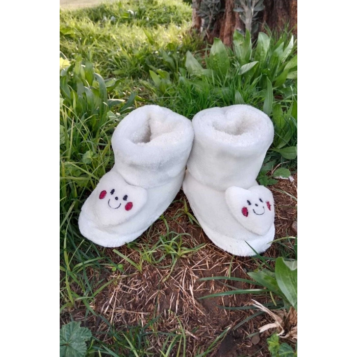 beyaz renkli kalpli gulen yuz model ici pelus pamuklu organik hafif taban ortopedik cocuk patik panduf