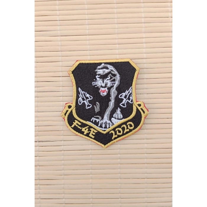 f 4e 2020 yazili ucak ve kaplan logolu siyah zemin nakis islemeli arma pec patch