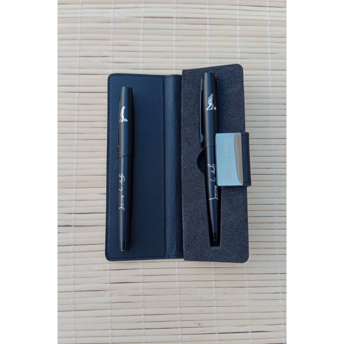 Gazi Mustafa Kemal imzali Lazer Baskili siyah renkli kapakli metal govdeli mavi roler uclu tukenmez kalem