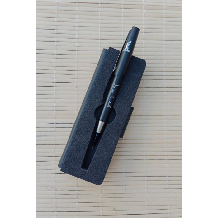Gazi Mustafa Kemal imzali Lazer Baskili siyah renkli kapakli metal govdeli mavi roler uclu tukenmez kalem