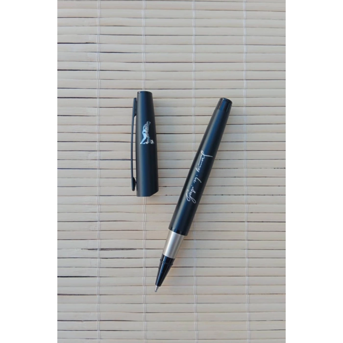 Gazi Mustafa Kemal imzali Lazer Baskili siyah renkli kapakli metal govdeli mavi roler uclu tukenmez kalem