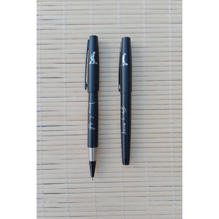 Gazi Mustafa Kemal imzali Lazer Baskili siyah renkli kapakli metal govdeli mavi roler uclu tukenmez kalem