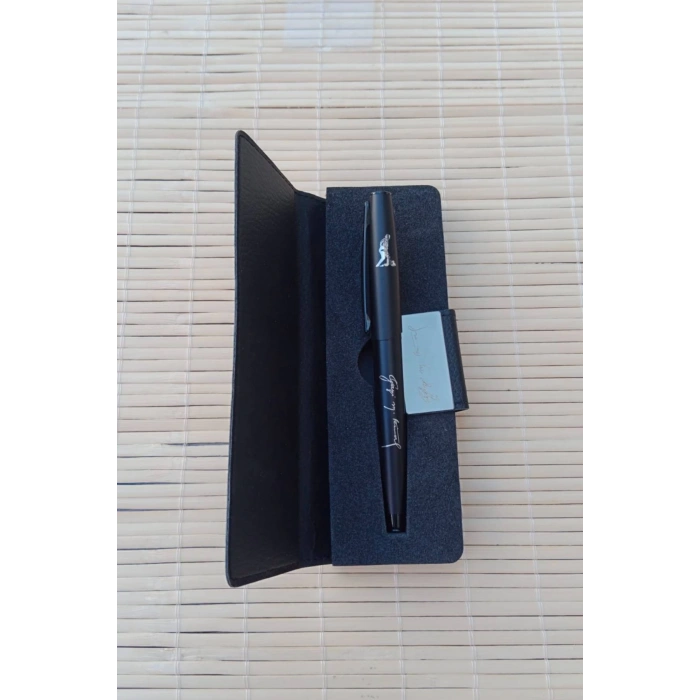 Gazi Mustafa Kemal imzali siyah renkli Lazer Baskili kapakli metal govdeli mavi roller uclu tukenmez kalem