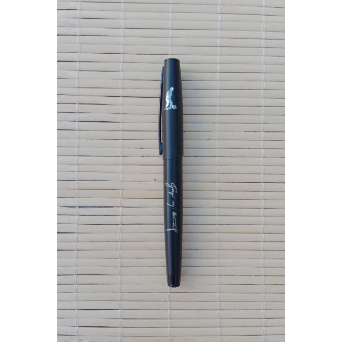 Gazi Mustafa Kemal imzali siyah renkli Lazer Baskili kapakli metal govdeli mavi roller uclu tukenmez kalem