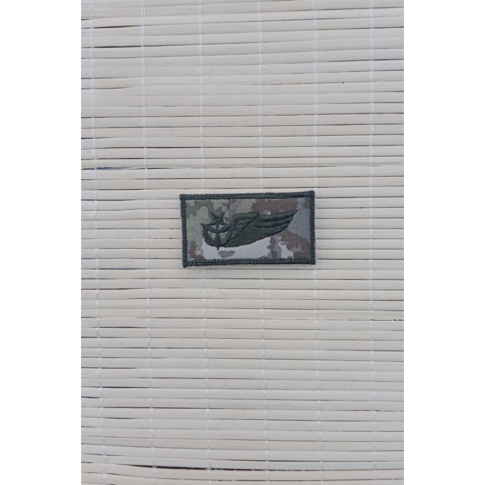 kara kuvvetleri kamuflaj renkli teknisyen yarim kanat nakis brove