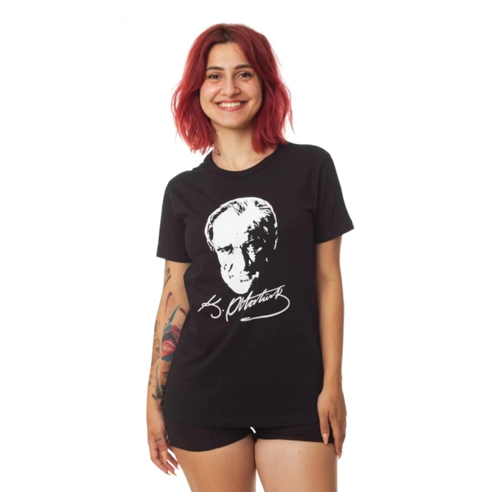 kisa kollu dijital baski siyah beyaz ataturk resimli imzali tisort