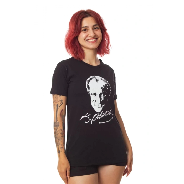 kisa kollu dijital baski siyah beyaz ataturk resimli imzali tisort