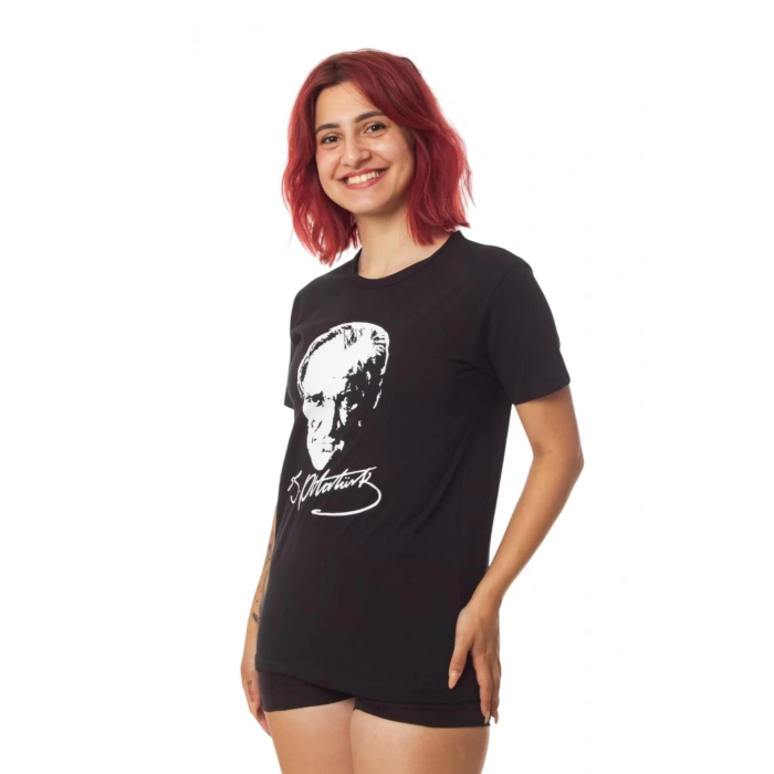 kisa kollu dijital baski siyah beyaz ataturk resimli imzali tisort