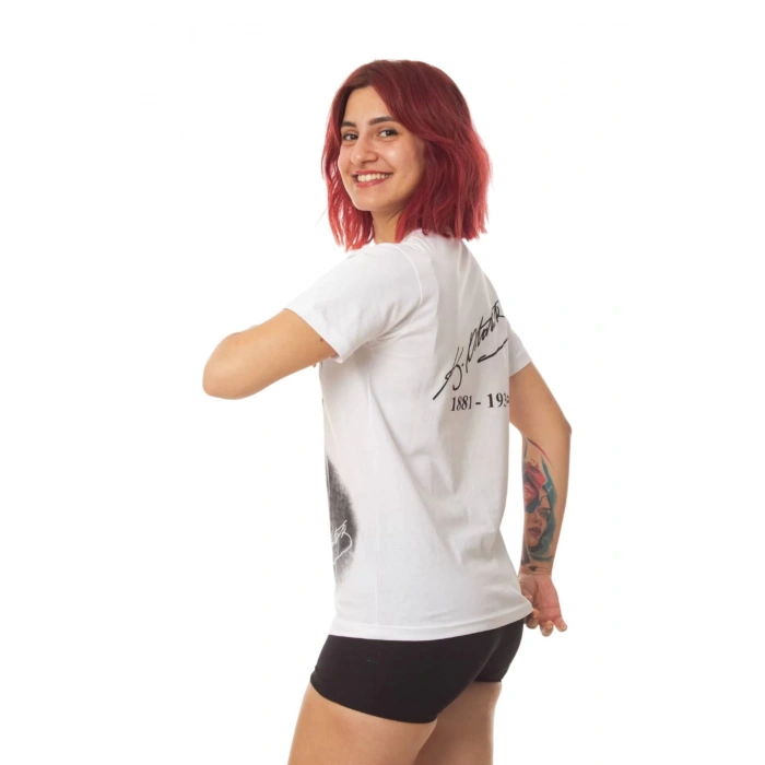 kisa kollu dijital baskili beyaz siyah ataturk resimli imzali cocuk tisort