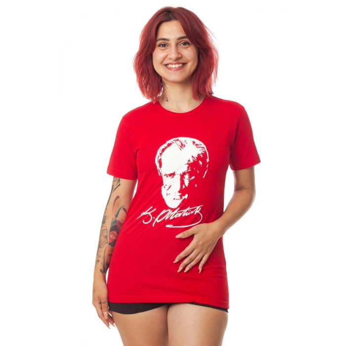 Kisa kollu dijital baskili kirmizi beyaz ataturk resimli imzali Tisort