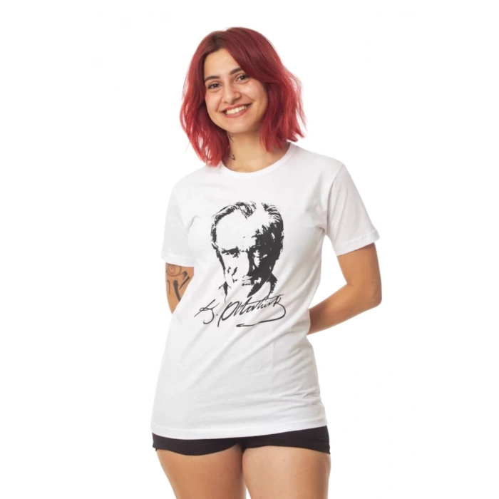 kisa kollu dijital baskili siyah beyaz ataturk resimli imzali tisort