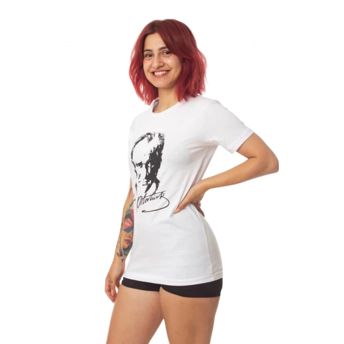 kisa kollu dijital baskili siyah beyaz ataturk resimli imzali tisort