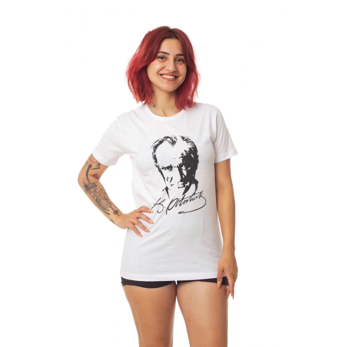 kisa kollu dijital baskili siyah beyaz ataturk resimli imzali tisort