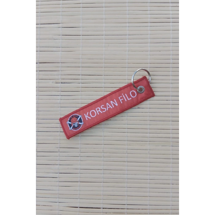korsan filo yazili kirmizi beyaz nakis islemeli bez anahtarlik