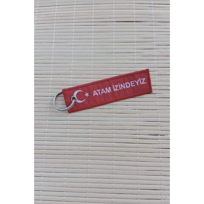 mustafa kemal ataturk imzali atam izindeyiz yazili kirmizi beyaz nakis islemeli bez anahtarlik