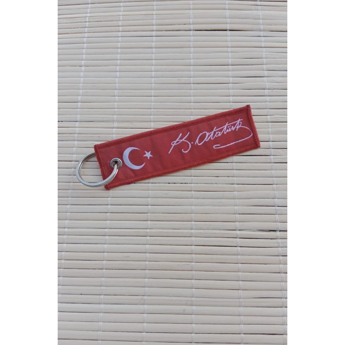 mustafa kemal ataturk imzali atam izindeyiz yazili kirmizi beyaz nakis islemeli bez anahtarlik