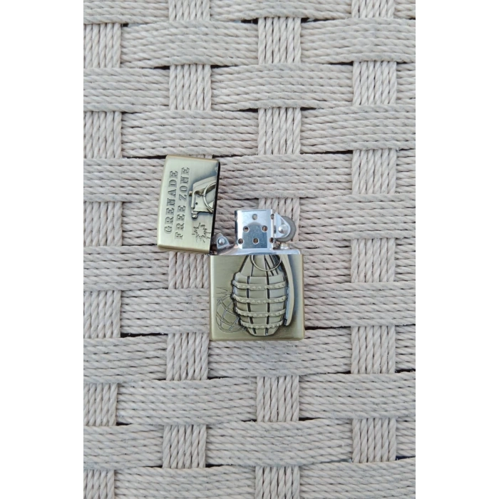 Ozel Tasarim Altin Sarisi Renkli Benzinli Grenade Free Zone Yazili Kabartmali El Bombasi Desenli premium zippo Cakmak