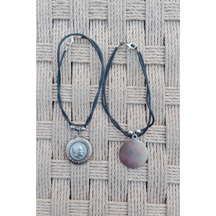 Ozel Tasarim Beyaz Renkli Yuvarlak Ataturk Siluetli Kabartmali Paslanmaz Celik Kolye