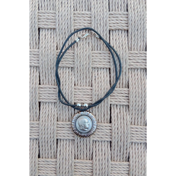 Ozel Tasarim Beyaz Renkli Yuvarlak Ataturk Siluetli Kabartmali Paslanmaz Celik Kolye