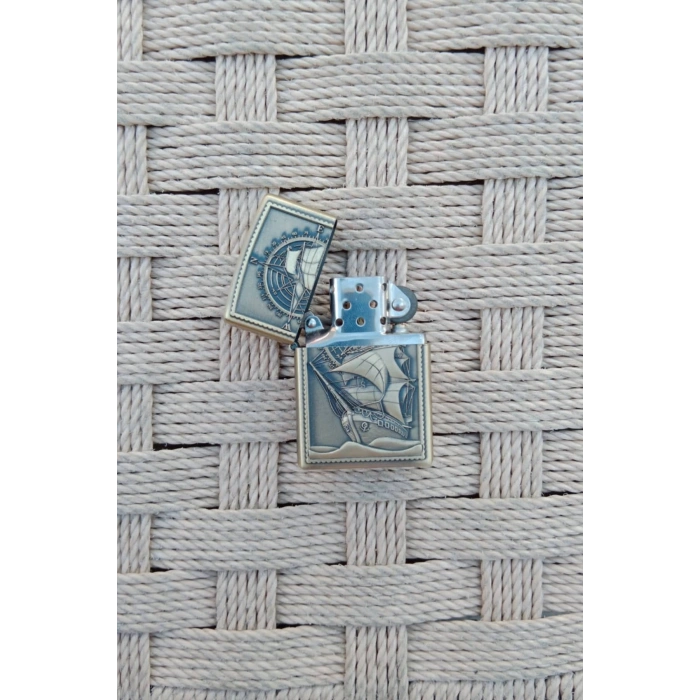 Ozel Tasarim Sari renkli Pusulali Savas Gemili kabartmali premium zippo Cakmak