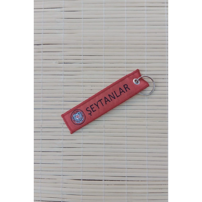 Seytanlar yazili kirmizi beyaz nakis islemeli bez anahtarlik