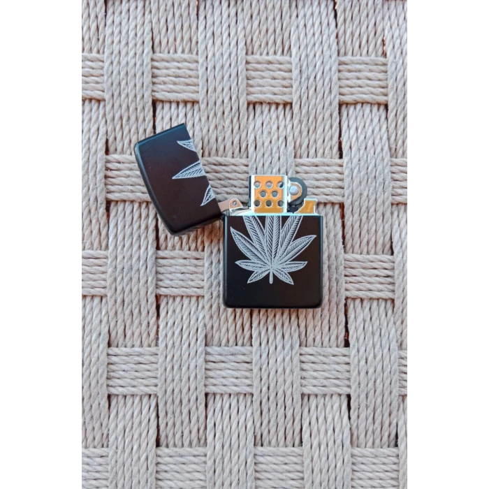 Siyah Renkli Marijuana Beyaz Amblemli Kabartmali Benzinli Zippo Cakmak