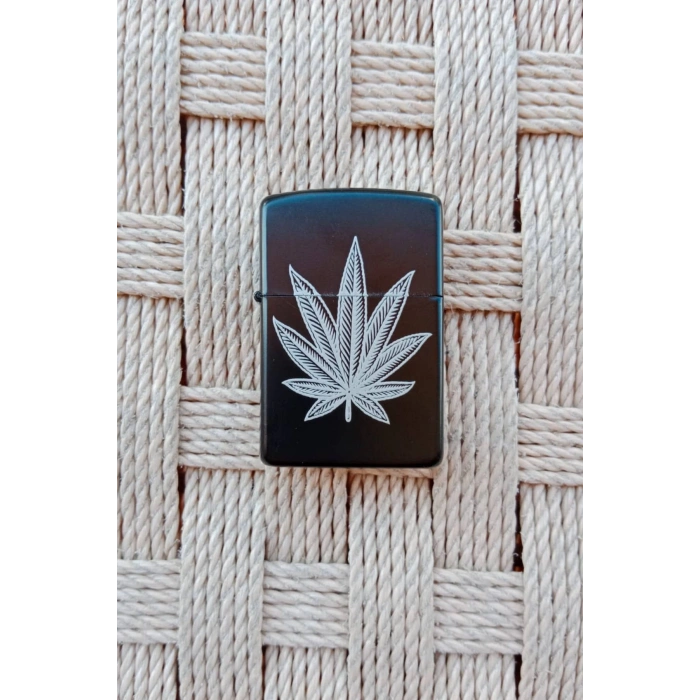 Siyah Renkli Marijuana Beyaz Amblemli Kabartmali Benzinli Zippo Cakmak