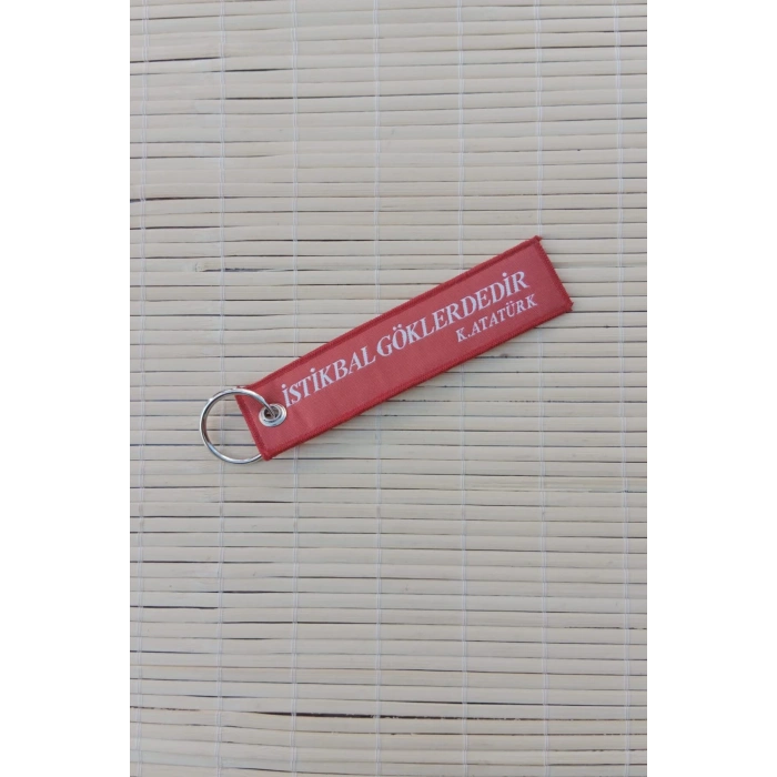 T 129 atak istikbal goklerdedir yazili kirmizi nakis bez anahtarlik