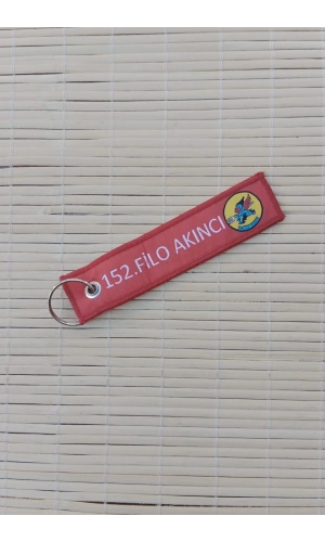 152. filo akinci yazili kirmizi beyaz nakis islemeli bez anahtarlik