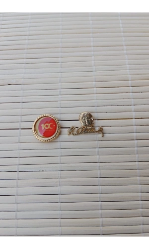 2 Adet 100.yil ve Sari Ataturk siluetli imzali Sarrafiyeli taki ceket yaka ignesi yaka rozeti