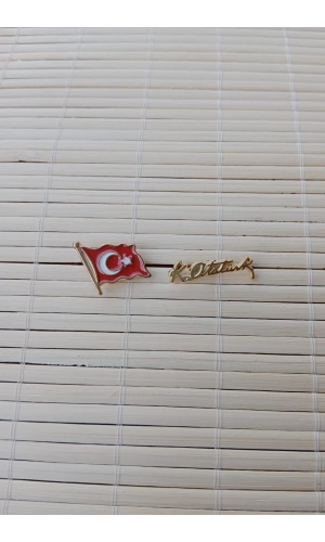 2 Adet Dalgalanan Bayrak ve K.Ataturk imzali Sarrafiyeli Taki ceket yaka ignesi yaka rozeti