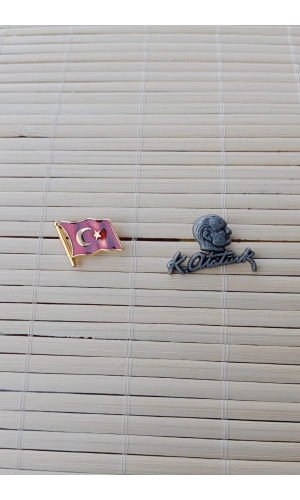 2 Adet Dalgalanan Bayrak ve Siyah Ataturk siluetli imzali Sarrafiyeli taki ceket yaka ignesi yaka rozeti