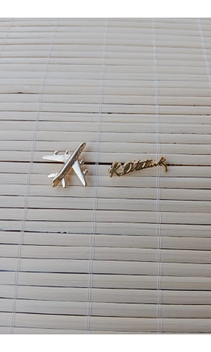 2 Adet Sari renkli ucak maketli K.Ataturk imzali Sarrafiyeli Taki ceket yaka ignesi yaka rozeti