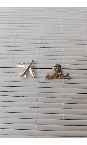 2 Adet Sari renkli ucak maketli Sari Ataturk siluetli imzali Sarrafiyeli taki ceket yaka ignesi yaka rozeti