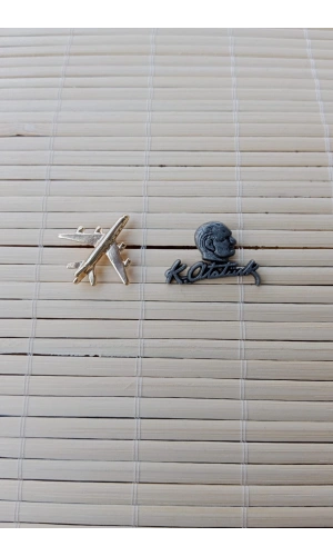 2 Adet Sari renkli ucak maketli Siyah Ataturk siluetli imzali Sarrafiyeli taki ceket yaka ignesi yaka rozeti