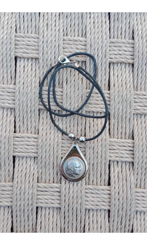 Ataturk Siluetli Kabartmali Beyaz Renkli Ozel Tasarim Paslanmaz Celik Kolye